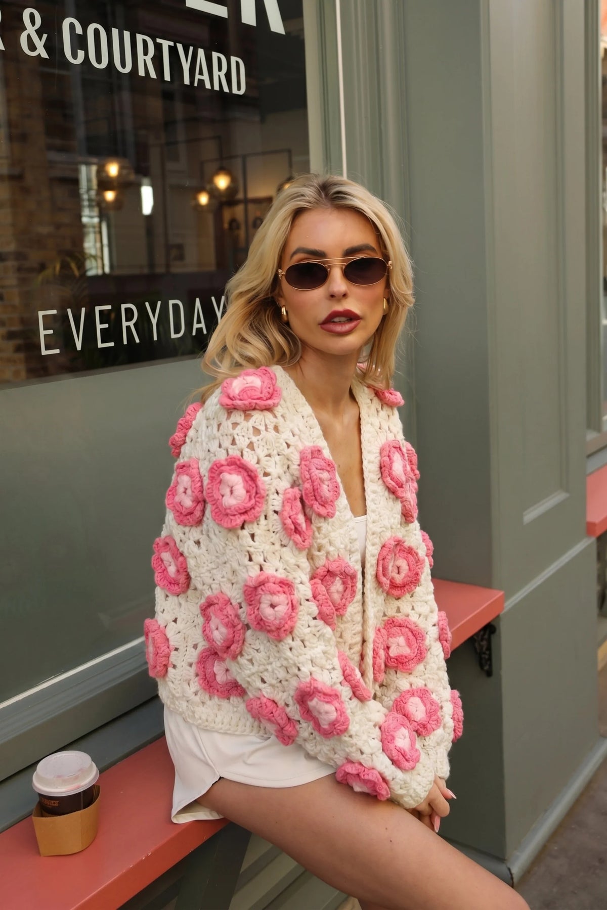 Cardigan all'uncinetto con fiori